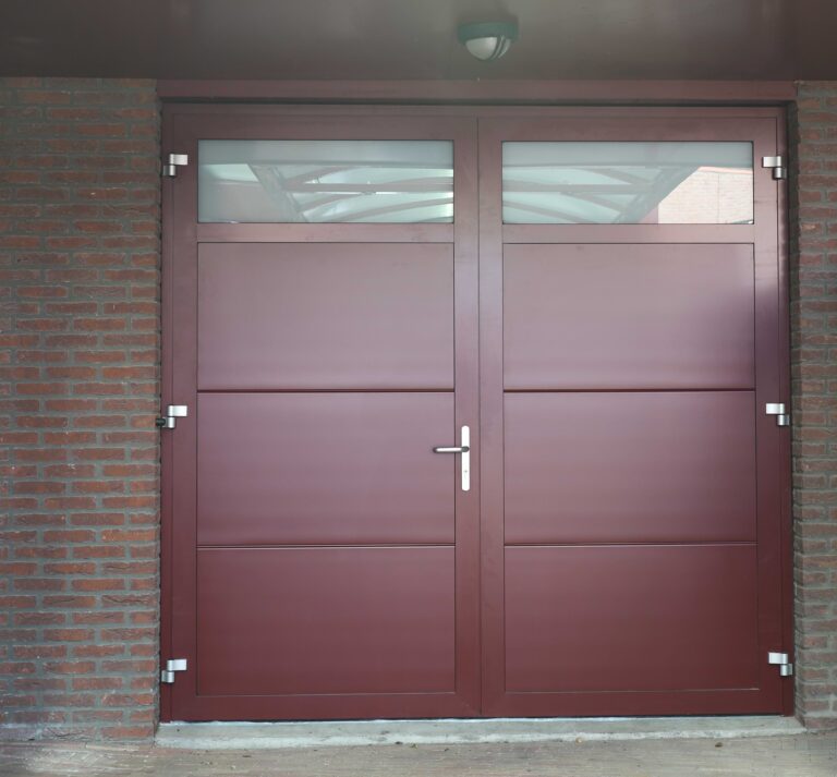 geïsoleerde aluminium garagedeur geleverd door ADOOR